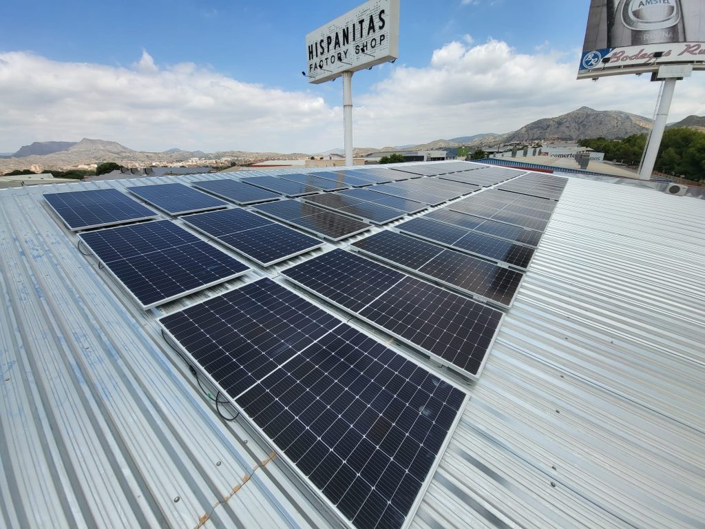 Sistema de autoconsumo con paneles solares para la empresa Emboga