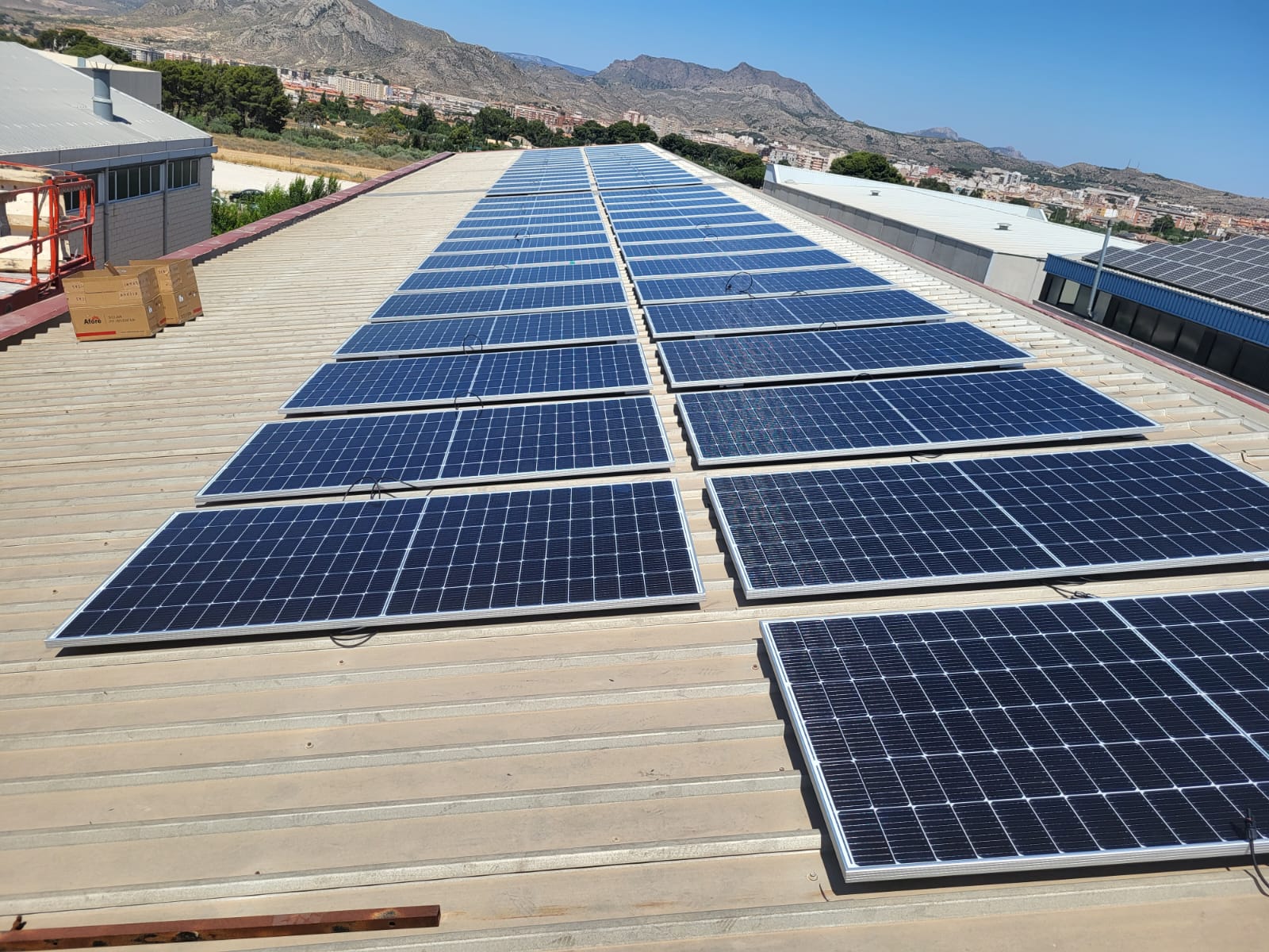 Instalación de placas solares en la cubierta del cliente LyC Tiendas