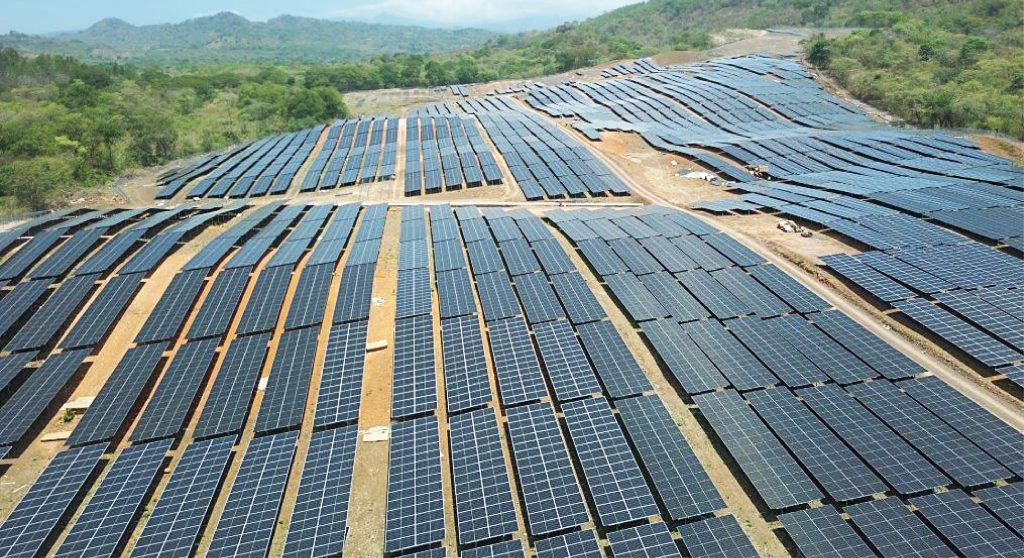 Equipo de ingenieros de Enersonne Solar planificando un proyecto de instalación fotovoltaica